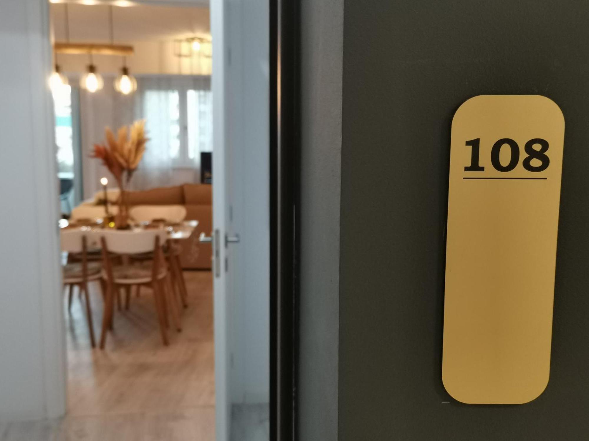 City Center Accommodation - 108 Resita Bagian luar foto