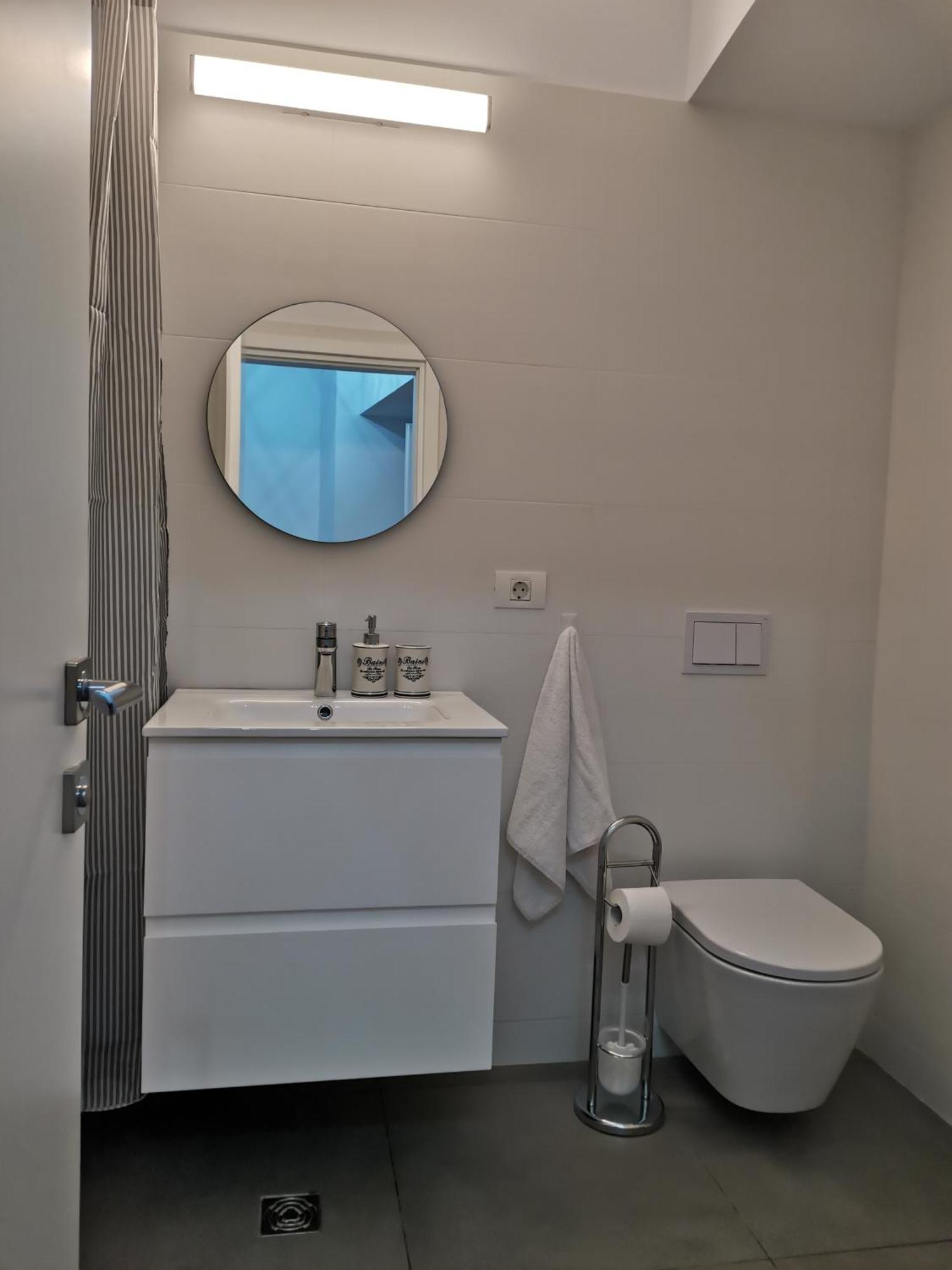 City Center Accommodation - 108 Resita Bagian luar foto